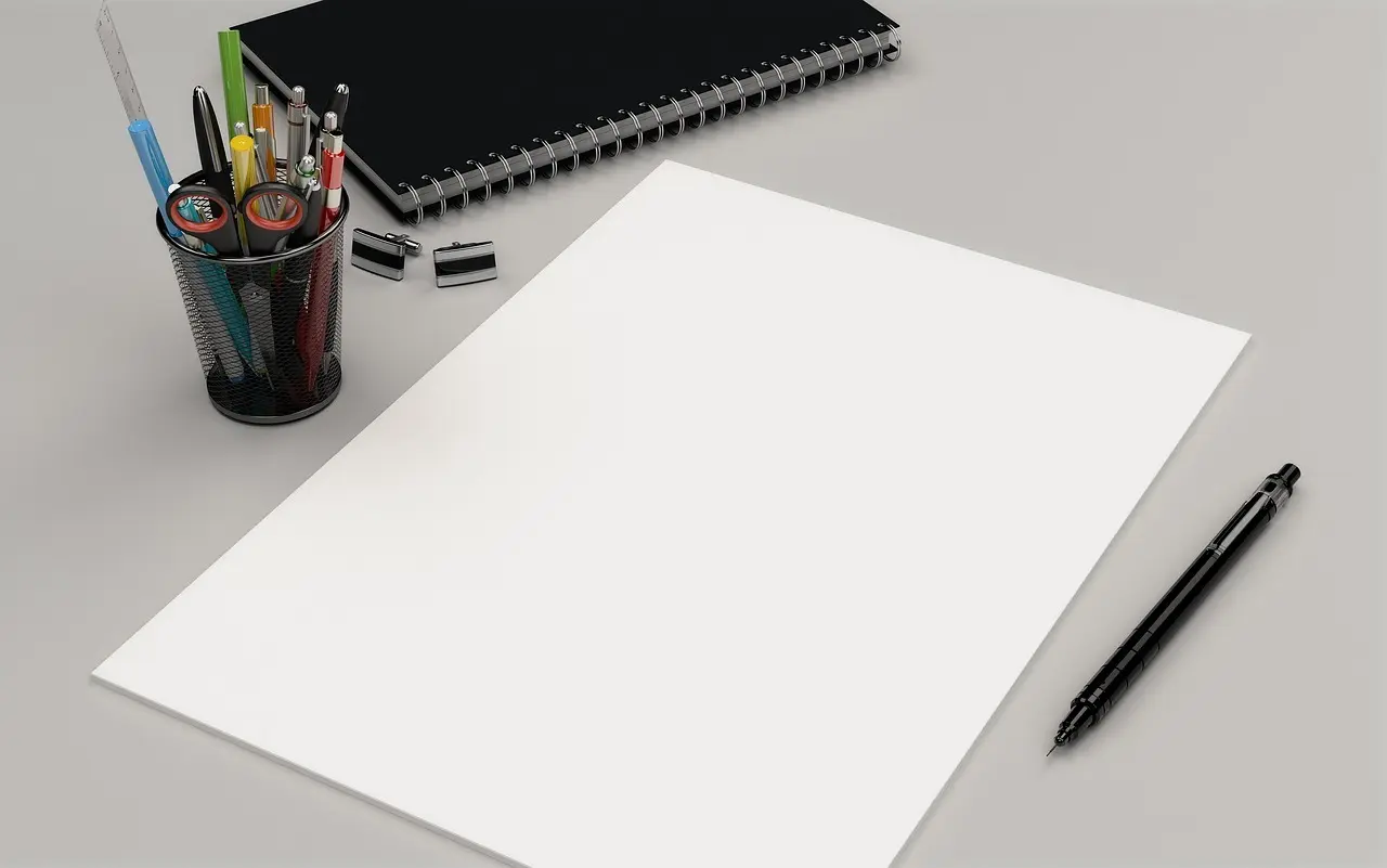 Hvad er den anbefalede størrelse af papir, der kan indsættes i en makuleringsmaskine?